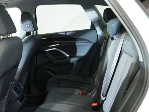 Used 2025 Audi Q5 Premium w/ Convenience Package image 18