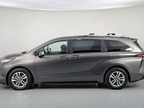 Used 2024 Toyota Sienna Limited image 53