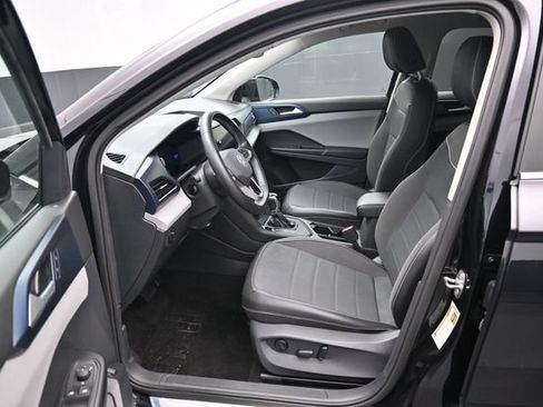 Used 2023 Volkswagen Taos SE w/ Panoramic Sunroof Package FWD image 9