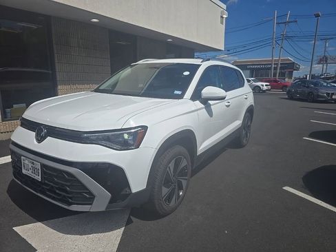 Used 2025 Volkswagen Taos SE AWD/4WD image 1