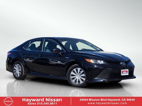 Used 2020 Toyota Camry LE image 1