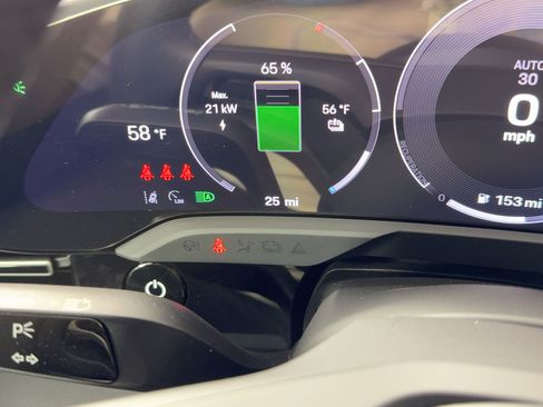 Used 2025 Porsche Taycan image 19