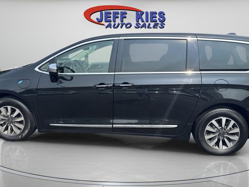 Used 2023 Chrysler Pacifica Limited FWD image 8