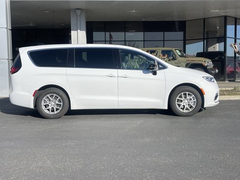 New 2026 Chrysler Pacifica Select image 7