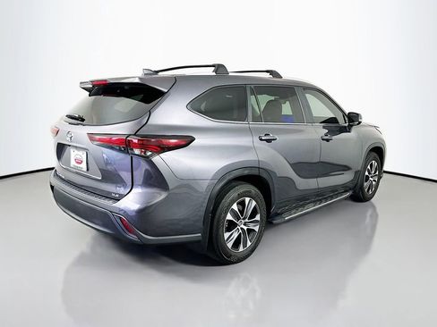 Certified 2024 Toyota Highlander XLE image 5