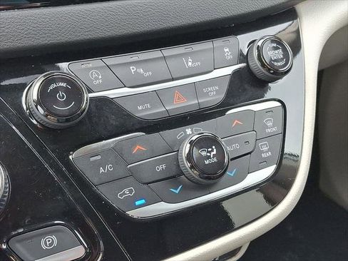 Certified 2024 Chrysler Pacifica Touring-L image 16