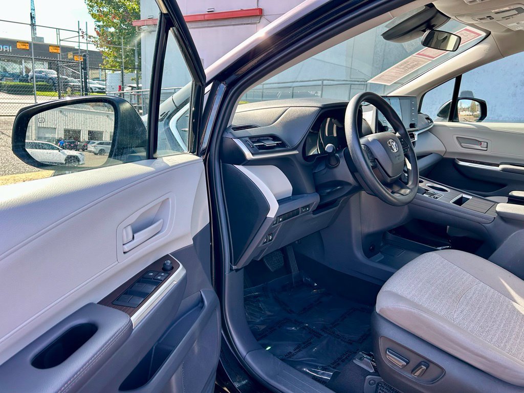 Certified 2024 Toyota Sienna LE AWD/4WD image 9