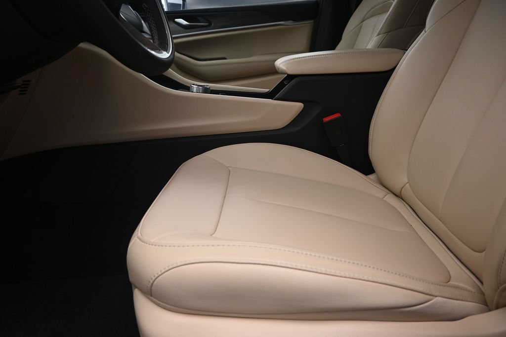 Used 2025 Jeep Grand Cherokee Limited RWD image 13