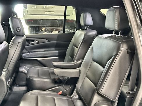 Used 2025 Chevrolet Traverse LT FWD image 25