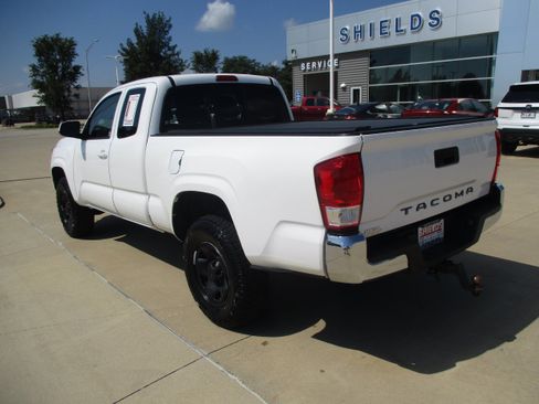 Used 2017 Toyota Tacoma SR5 RWD image 3