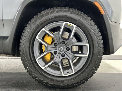 Used 2023 Rivian R1S Launch Edition image 11