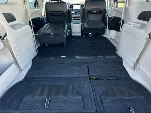 Used 2023 Chrysler Pacifica Touring-L FWD image 17