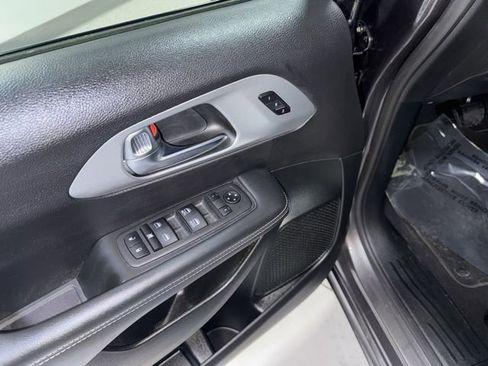 Used 2023 Chrysler Pacifica Touring-L w/ S Appearance Package image 12