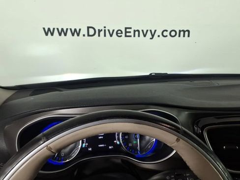 Used 2019 Chrysler Pacifica Limited w/ Tire & Wheel Group FWD image 25
