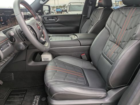 Used 2025 Nissan Armada PRO-4X image 11