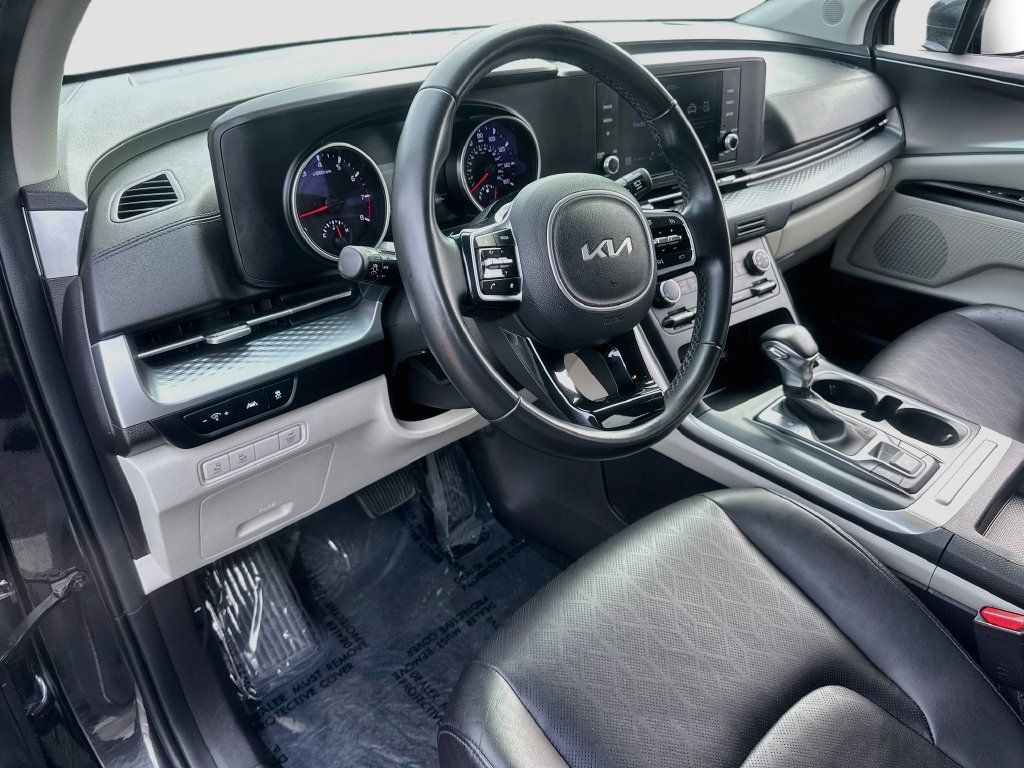 Used 2023 Kia Carnival LX FWD image 9