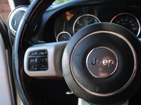 Used 2013 Jeep Wrangler Unlimited Rubicon AWD/4WD image 39