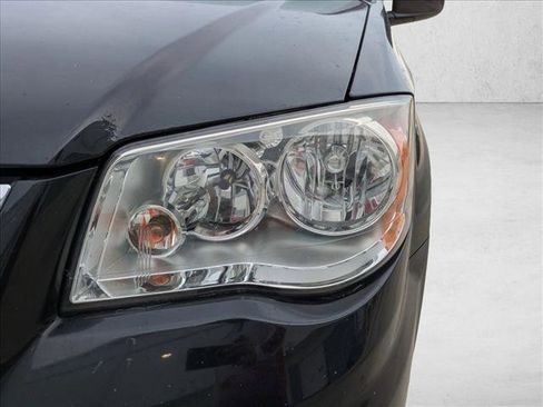 Used 2014 Chrysler Town & Country Touring image 9