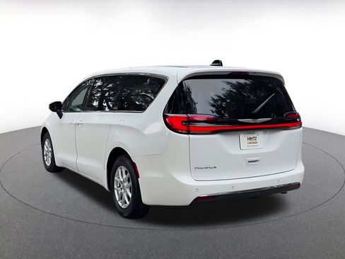 Used 2023 Chrysler Pacifica Touring-L image 11