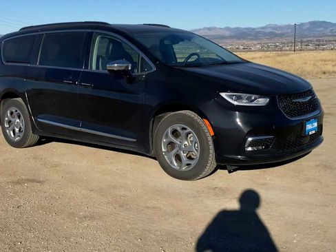 Used 2023 Chrysler Pacifica Limited image 2