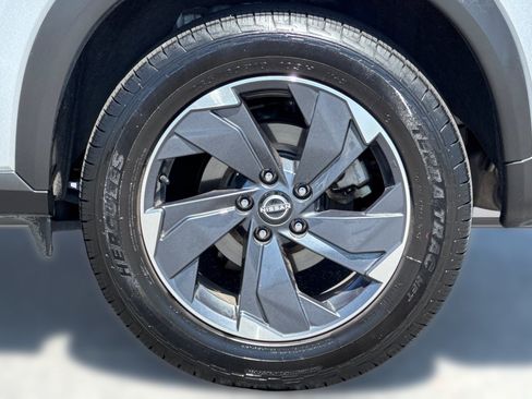 Used 2024 Nissan Rogue SV FWD image 11