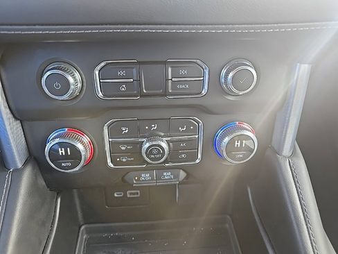 Used 2023 GMC Yukon XL SLE image 23