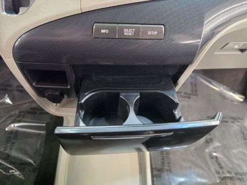 Used 2012 Toyota Sienna SE FWD image 17