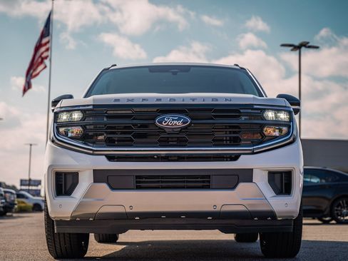 New 2026 Ford Expedition Platinum w/ Driver's Package image 2