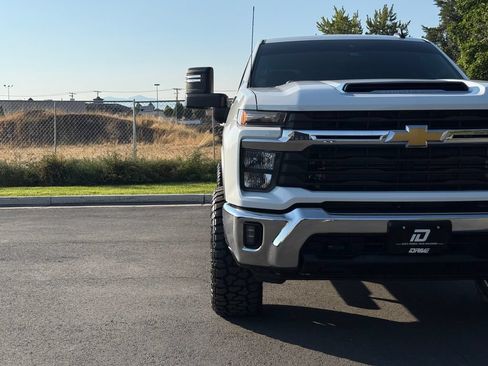 Used 2024 Chevrolet Silverado 2500 LT w/ Convenience Package AWD/4WD image 4