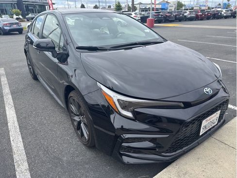 Used 2024 Toyota Corolla SE FWD image 3