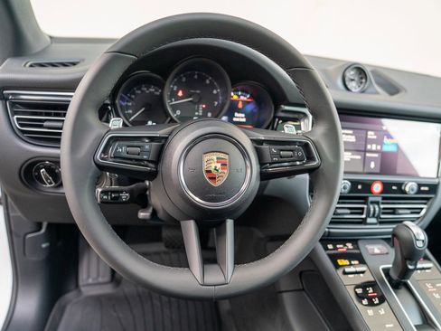 Certified 2025 Porsche Macan image 12