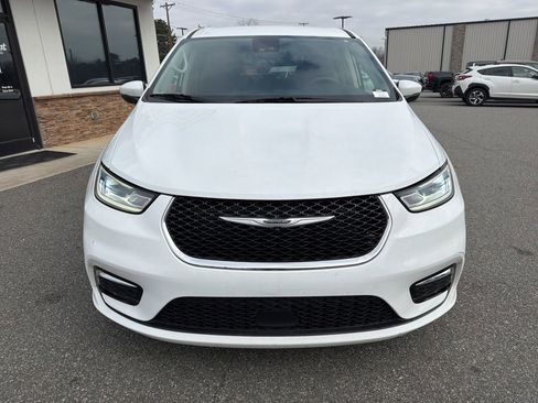 Used 2023 Chrysler Pacifica Touring-L image 9