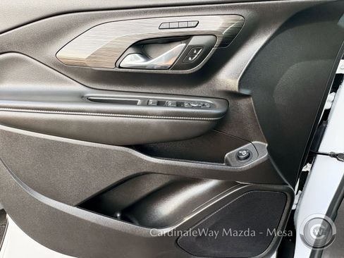 Used 2024 GMC Terrain SLT image 23