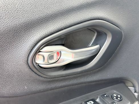 Used 2019 Jeep Cherokee Latitude Plus w/ Comfort/Convenience Group FWD image 10