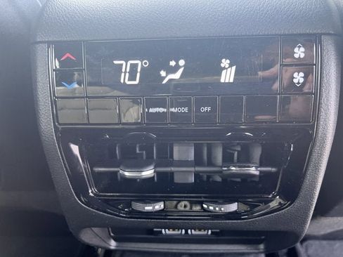 Used 2024 Jeep Grand Cherokee L Laredo image 9