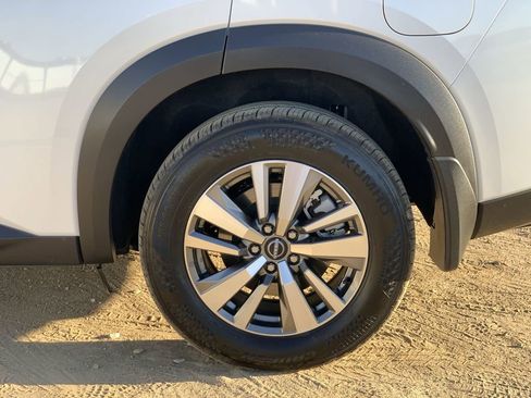 Used 2025 Nissan Pathfinder SL w/ Black Appearance Package FWD image 32