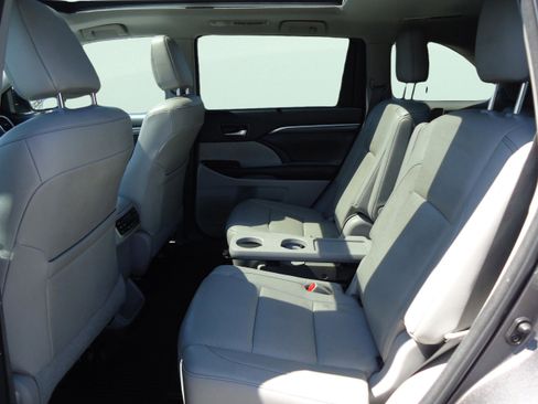 Used 2018 Toyota Highlander Limited Platinum AWD/4WD image 30