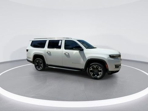 Used 2024 Jeep Wagoneer L Series III w/ Flexible Seating Group AWD/4WD image 9