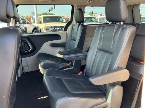 Used 2016 Chrysler Town & Country Touring FWD image 29