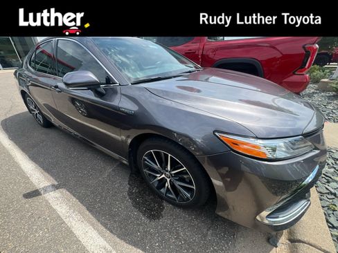 Used 2021 Toyota Camry XLE FWD image 1