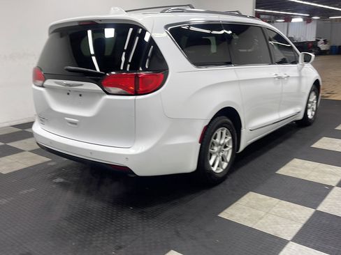 Used 2020 Chrysler Pacifica Touring-L FWD image 19
