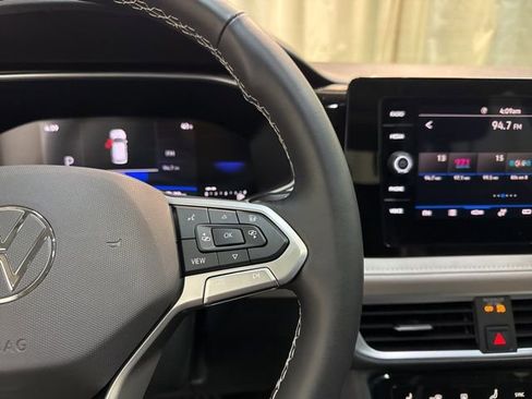 Certified 2025 Volkswagen Taos SE w/ Panoramic Sunroof Package image 17