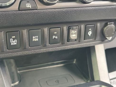 Used 2017 Toyota Tacoma TRD Sport w/ Premium & Technology Package AWD/4WD image 39
