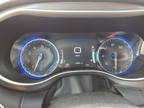 Used 2023 Chrysler Pacifica Touring-L FWD image 15