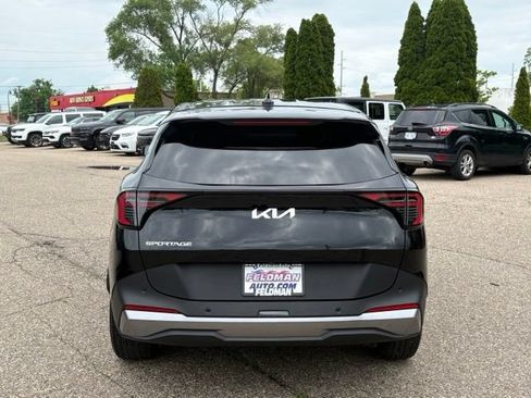 Used 2026 Kia Sportage EX FWD image 4