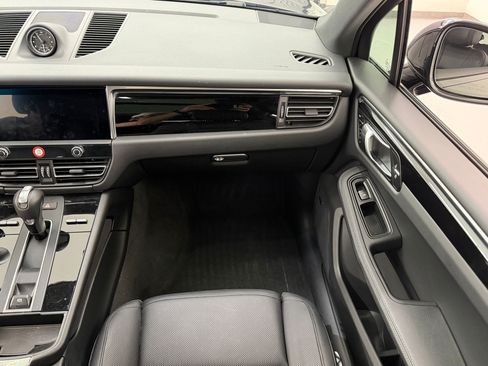 Certified 2025 Porsche Macan AWD/4WD image 29