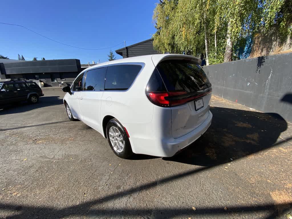 Used 2024 Chrysler Pacifica Touring-L FWD image 4