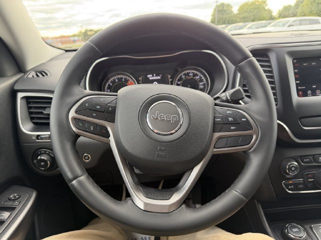 Used 2019 Jeep Cherokee Latitude Plus w/ Comfort/Convenience Group AWD/4WD image 18