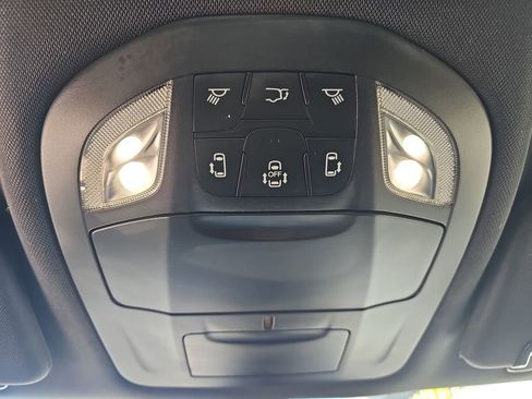 Used 2025 Chrysler Pacifica Select image 32