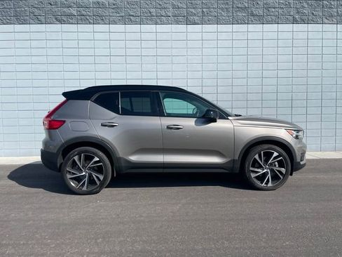 Used 2022 Volvo XC40 T5 R-Design w/ Advanced Package image 2